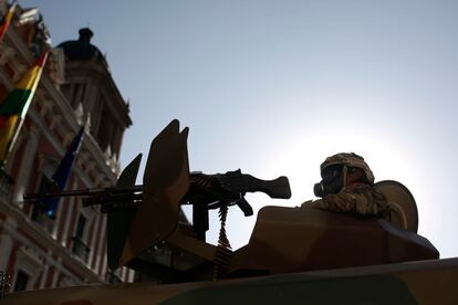 Un militar opera un camión blindado en la Plaza Murillo durante el intento de golpe de Estado contra el Gobierno de Luis Arce, el 26 de junio de 2024 en La Paz, Bolivia.