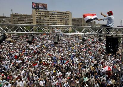 Miles de partidarios de Morsi se concentran cerca de la mezquita Rabia el Adawiya en El Cairo, hoy sábado