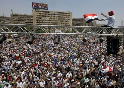 Miles de partidarios de Morsi se concentran cerca de la mezquita Rabia el Adawiya en El Cairo, hoy s&aacute;bado