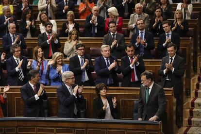 Mariano Rajoy recibe los aplausos de la bancada popular tras su intervención en el Congreso.