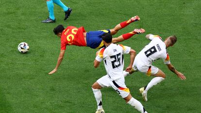 Kroos, en el momento de lesionar a Pedri.