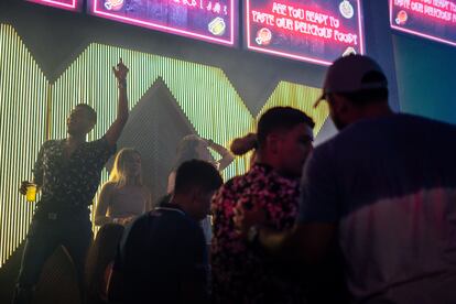 Varias personas bailan en la discoteca Congo, en Cancún (Quintana Roo), el 1 de abril de 2021. La ciudad se ha vuelto un destino turístico para la fiesta durante Semana Santa por la relajación de las medidas de seguridad pese a la pandemia de covid-19.