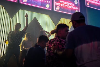 Varias personas bailan en la discoteca Congo, en Cancún (Quintana Roo), el 1 de abril de 2021. La ciudad se ha vuelto un destino turístico para la fiesta durante Semana Santa por la relajación de las medidas de seguridad pese a la pandemia de covid-19.