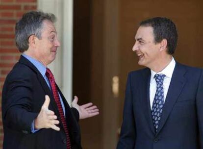 El enviado especial para Oriente Próximo, Tony Blair, conversa con el presidente español, José Luis Rodríguez Zapatero, ayer en Moncloa.