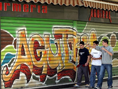 Una pintada de las que adornan los comercios de la calle de la Carretería de Málaga.