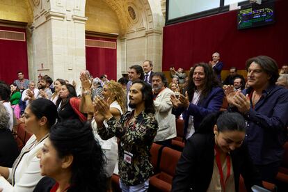 Varios artistas flamencos festejan la aprobación de la norma desde la tribuna.