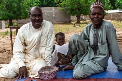 Adoum Daouda, su hermano y una de sus hijas. Él acude a diario al mercado, donde hace de intermediario entre quienes quieren comprar y vender vehículos, fundamentalmente motos. Habla varios idiomas: hausa, kanouri, francés… Muchas veces no hay buena comunicación, así que se ofrece como mediador y obtiene una comisión. Su hermano menor se ocupa de vender mosquiteras a pie de carretera.