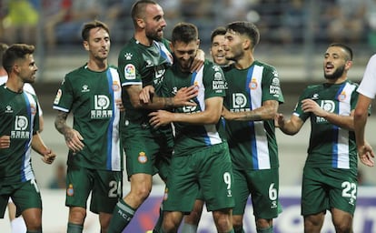 Los jugadores del Espanyol celebran el gol de Ferreyra. 