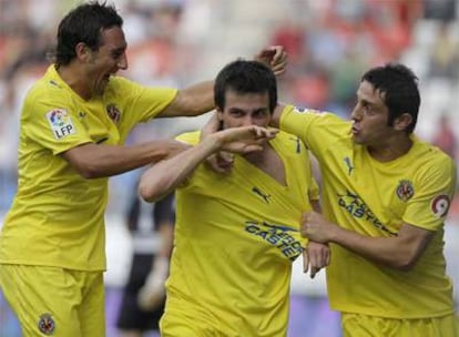 Llorente celebra su tanto junto a Nihat y Cazorla