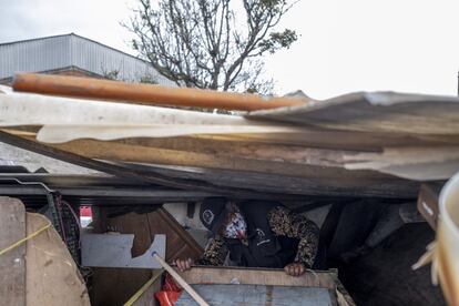 En un rinconcito de la bodega esconde a conciencia su carreta. "Si me la roban, lo pierdo todo", insiste Villamarín. Allí, entre láminas de hojalata y madera, se quita el uniforme de la asociación, se suelta el pelo y se lo acomoda con ambas manos. Se las lava con una mezcla de agua y jabón de un compañero y enrolla los billetes, se los echa al bolsillo y pone rumbo a su bus, cojeando. "Ahora es que uno se acuerda de sus dolores".