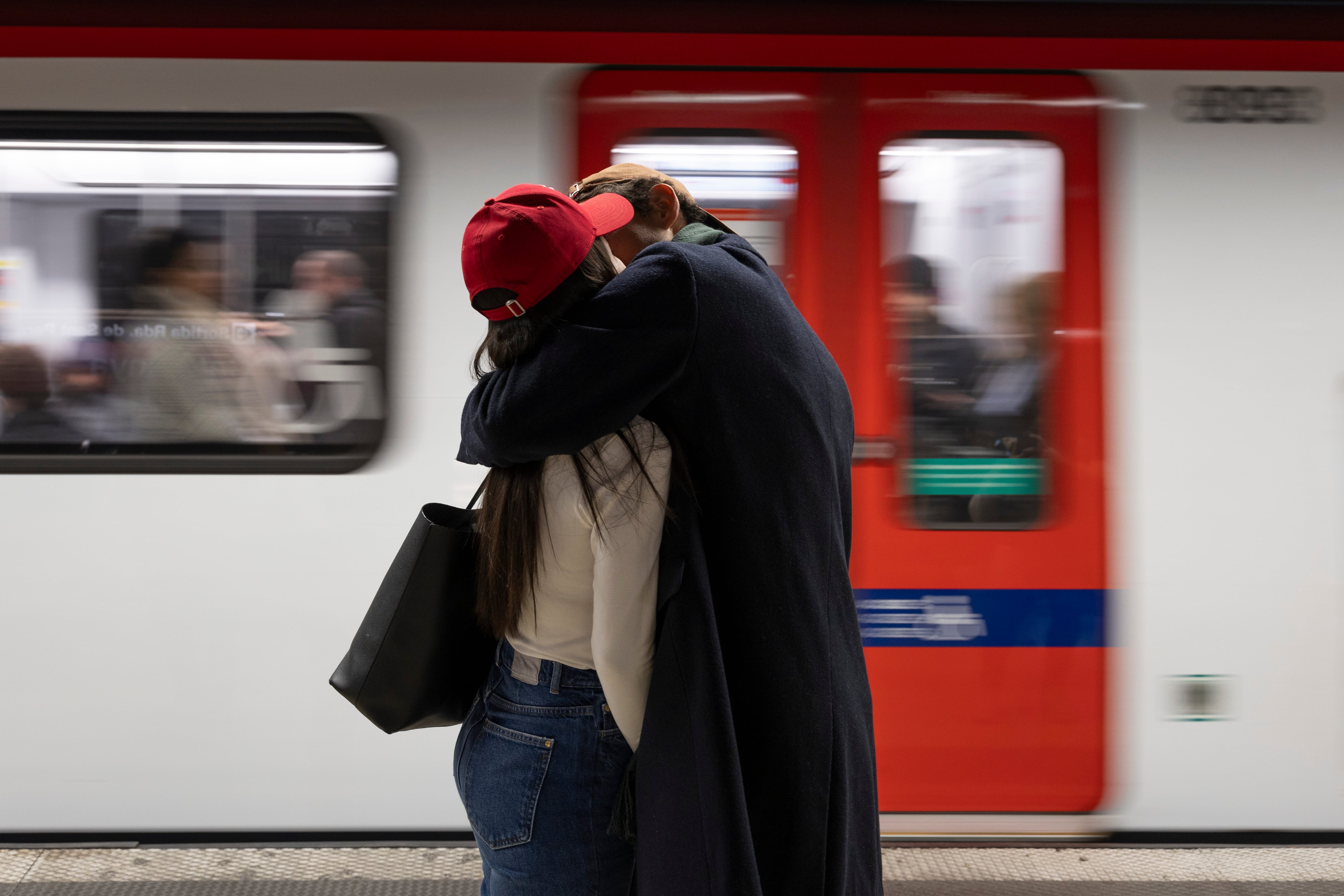 El transporte público de Barcelona mantiene las tarifas a la espera de que el Gobierno comunique el fin de las bonificaciones