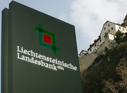 Cartel del Liechtensteinische Landesbank, al lado del castillo de Vaduz.
