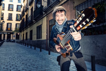 Muchachito Bombo Infierno, fotografiado en la calle del Lazo de Madrid.