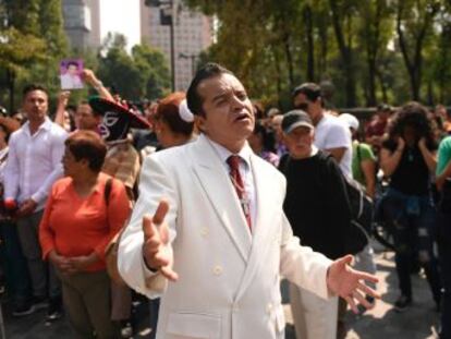Cientos de personas se reúnen en Ciudad de México para homenajear al cantante mexicano fallecido la semana pasada.