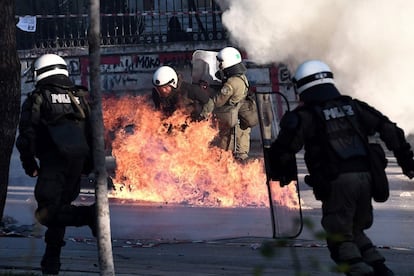 Miembros de los antidisturbios son atacados durante una protesta que conmemora el décimo aniversario del tiroteo a un joven de 15 años, lo que provocó graves disturbios en Grecia en el año 2008.