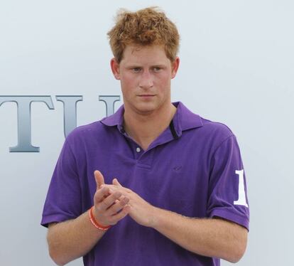 El príncipe Harry, con un polo morado, en el club de polo de Ewhurst, Inglaterra.