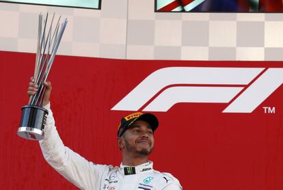 El piloto británico Lewis Hamilton alza su trofeo en el podio, el 13 de mayo de 2018.