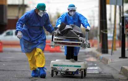 Personal sanitario traslada al Servicio Médico Forense el cuerpo de una persona fallecida por covid, en Ciudad Juárez. El Gobierno mexicano registró el jueves 11.897 nuevos casos y 671 muertes por coronavirus.
