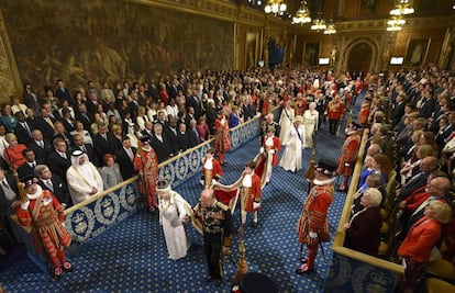 Con la tradicional pompa que marca la tradición, la soberana, vestida de blanco y ataviada con la corona imperial, leyó en la Cámara de los Lores los 21 proyectos de ley preparados por el primer ministro británico, el conservador David Cameron.