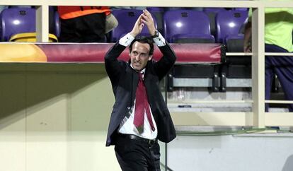 Emery aplaude a la afición del Sevilla en Florencia.