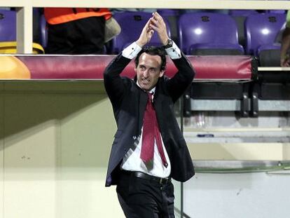 Emery aplaude a la afici&oacute;n del Sevilla en Florencia. 