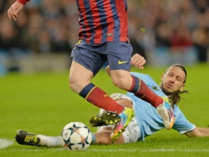 Demichelis derruba Messi.