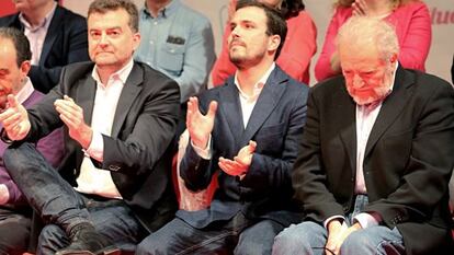 Maíllo, Garzón y Anguita, en el mitin de Málaga.