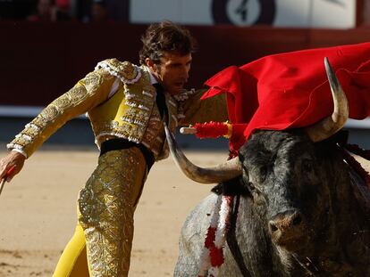 Fernando Robleño, en un pase de pecho a uno de sus toros.