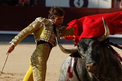 Fernando Robleño, en un pase de pecho a uno de sus toros.