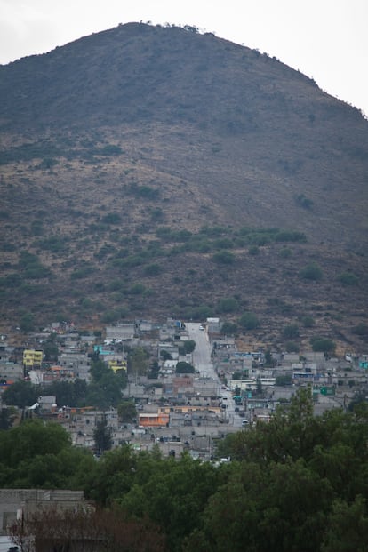 Imagen de un barrio de Ecatepec que trepa por la ladera de un cerro de la Sierra de Guadalupe. La carretera se corta abruptamente allí donde acaban las casas. Actualmente el control de la expansión de los asentamientos ilegales es mucho mayor que antes.