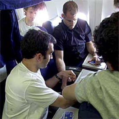 Jugadores del Alavés jugando a las cartas en el avión.