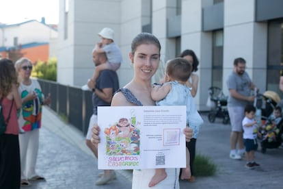 Esther Santibañez, una de las madres usuarias de la Casa Grande de Hortaleza, muestra un cartel con la iniciativa 'Salvemos Casa Grande'.