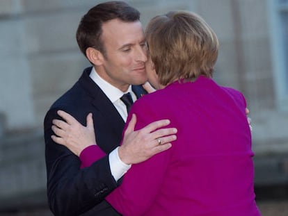 El presidente francés, Emmanuel Macron, saluda este viernes a la canciller en funciones, Angela Merkel, a las puertas del Elíseo (Getty Images).