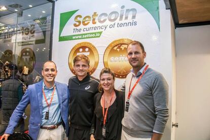 Goffin, segundo por la izquierda, en la presentación de SETcoin.