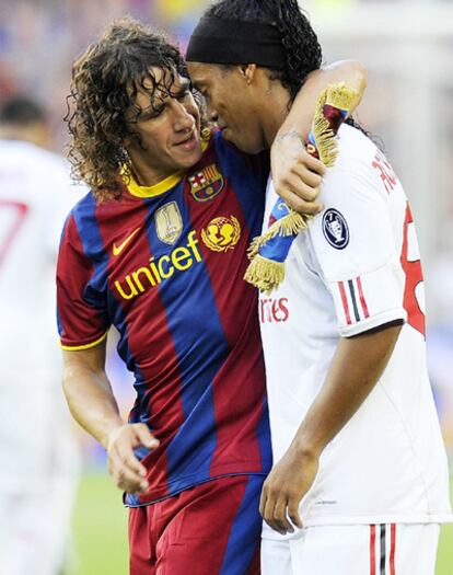 Puyol y Ronaldinho se abrazan