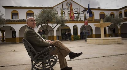 El exalcalde del PSOE de Bormujos, Juan Antonio Iglesias, delante del Ayuntamiento.