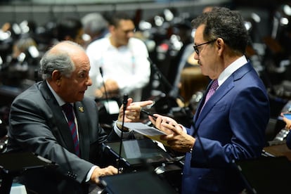 Juan Ramiro Robledo, diputado de Morena, dialoga con el coordinador de bancada morenista, Ignacio Mier, este 25 de abril.