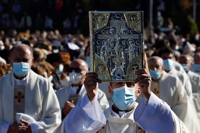 Varios prelados acompañan al arzobispo de Madrid, el cardenal Carlos Osoro, a su llegada a la misa por la Virgen de la Almudena, el día 9 en Madrid.