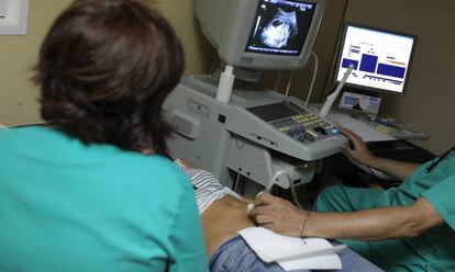 Ecografía practicada a una mujer en una clínica de interrupción del embarazo.