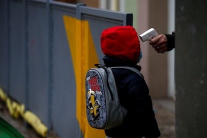 Un alumno en el retorno a las clases tras Navidad.