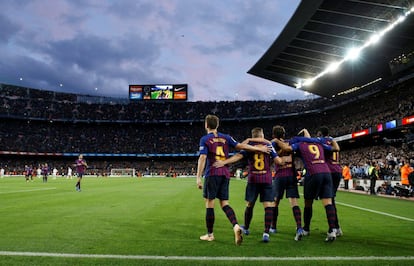 Luis Suárez celebra junto con sus compañeros el cuarto gol del Barcelona.