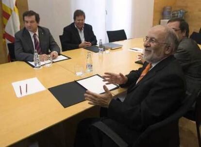 Víctor Morlán, en primer término, y Jordi Hereu, enfrente, durante la reunión de ayer.