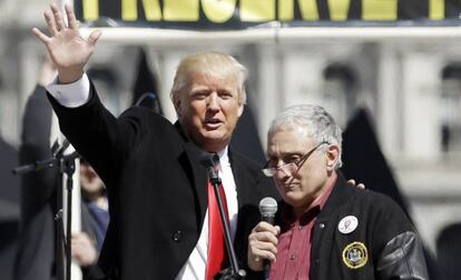 Carl Paladino (Dcha.) junto a Donald Trump en un acto de campaña en Albany, Nueva York.