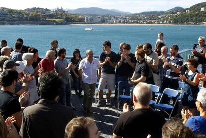 Representantes políticos y ciudadanos donostiarras arropan a Izagirre en su presentación como candidato a la reelección por EH Bildu.