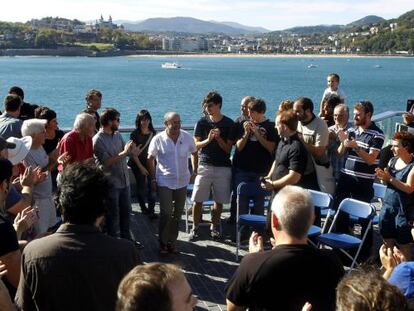 Representantes políticos y ciudadanos donostiarras arropan a Izagirre en su presentación como candidato a la reelección por EH Bildu.