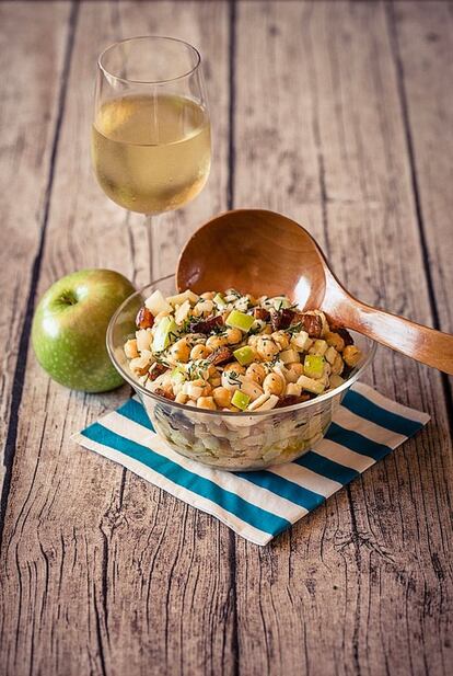 <p><b>Los garbanzos son</b> las únicas legumbres que hay que empezar a cocer directamente en agua hirviendo, una norma que hay que respetar ya que de lo contrario quedan correosos y duros. Esta ensalada puede funcionar perfectamente como plato único: es completa y equilibrada a nivel nutricional.</p> <p><i>Ingredientes </i>Para 4 personas: 360 gramos de garbanzos secos, 1 manzana verde, 1 pepino, 80 gramos de queso Mahón en lascas, 100 gramos de panceta (con o sin pimienta) en lonchas, 1 cebolleta, 1 huevo duro, 1 cucharadita de mostaza antigua o de Dijon, 3 cucharadas de vinagre de jerez, 3 cucharadas de aceite de oliva virgen extra, 1 pellizco de comino, sal, pimienta.</p> <p><i>Preparación </i>1. Lavar y remojar los garbanzos a temperatura ambiente durante 8 horas (o toda la noche). 2. Desechar el agua de remojo, escurrir y cocer en agua hirviendo durante una hora, dejándolos enfriar otra hora en el agua de cocción para que terminen de ablandarse. Escurrir y enfriar. 3. En una sartén a fuego suave preparar la panceta hasta que quede tostada y crujiente, dejar enfriar y trocearla. 4. Pelar la cebolleta, cortarla en tiritas y mojarla con dos cucharadas de vinagre. 5. Lavar y cortar a dados la manzana y el pepino, y mezclar con los garbanzos y la cebolla. 6. Preparar una vinagreta con el huevo duro picado, 1 cucharada de vinagre, la mostaza, la sal, el comino, la pimienta y el aceite: añadir a la ensalada y reposar 5 minutos. Añadir la panceta y servir.</p>