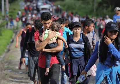 A caravana de imigrantes hondurenhos ao passar pela Guatemala.