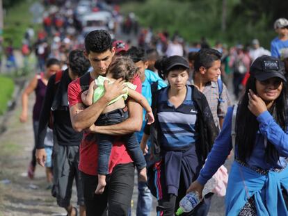A caravana de imigrantes hondurenhos ao passar pela Guatemala.