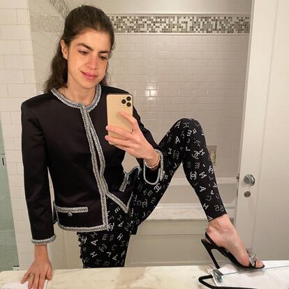 Leandra Medine, editora de Man Repeller, luce durante su confinamiento en su casa de Nueva York estos leggins de Chanel. Quizá la elección del zapato sea poco apropiada para hacer las tareas del hogar, pero no podemos negar lo bien que queda en la foto.