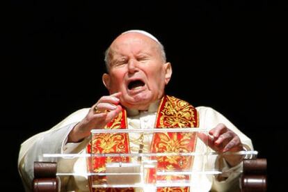 El Papa intenta impartir la bendición <i>urbi et orbi</i> a la multitud congregada en la plaza de San Pedro.